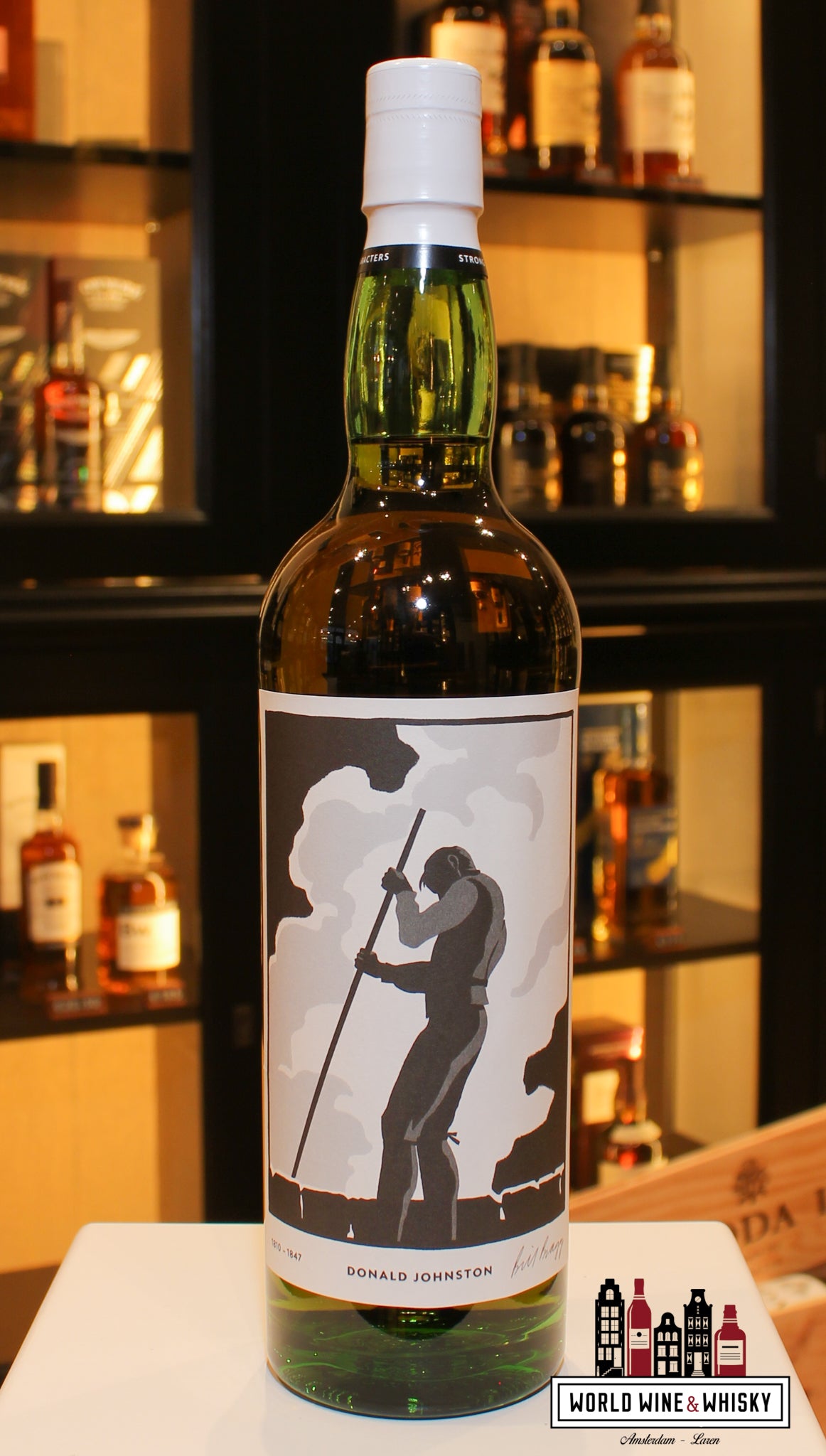 Laphroaig 33 Years Old 2024 - Strong Characters - Chapter One Donald Johnston 43.8% - WORLD WINE WHISKY 